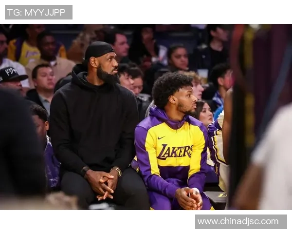 雷迪克透露詹姆斯尚未随队合练表示对湖人目前阵容十分满意