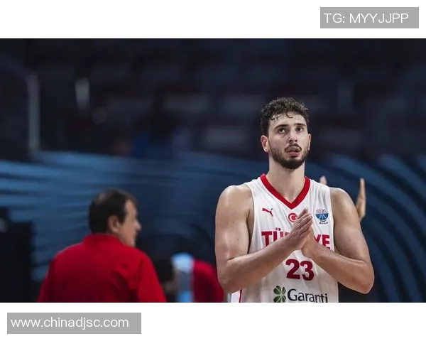 申京抢断失误被判犯规 个人第五次犯规影响比赛走势